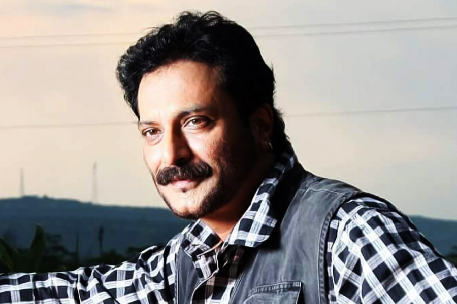Bollywood actor Milind Gunaji 
