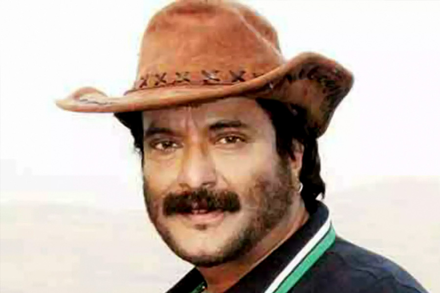 Bollywood actor Milind Gunaji 