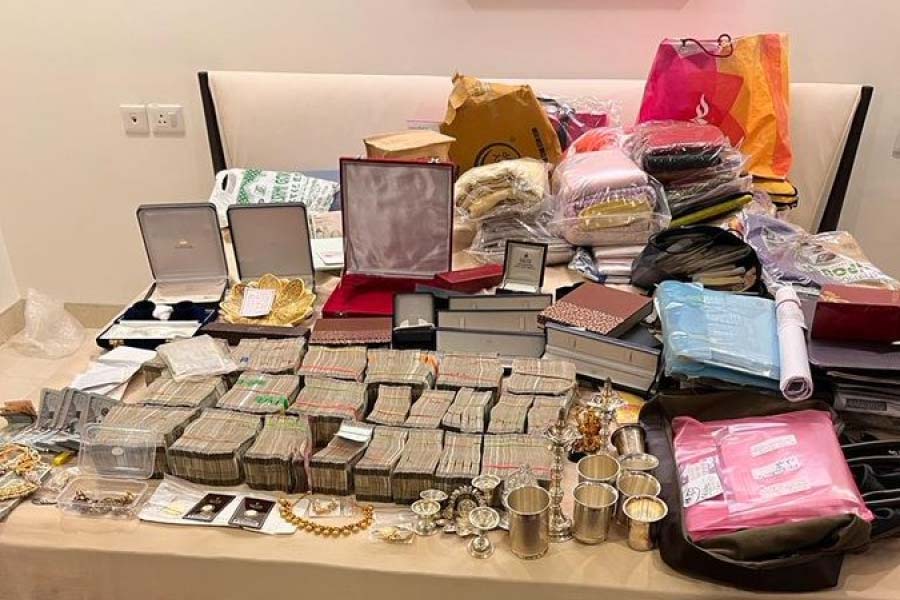 Image of the ornaments and cash recovered 