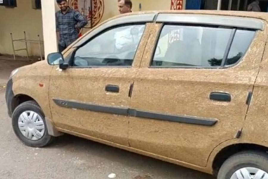  coats his car with cow dung to beat the heat