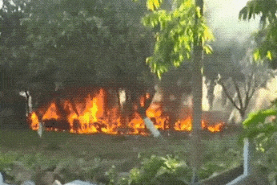 Kaliyaganj police station of Uttar Dinajpur district was set fire by agitators