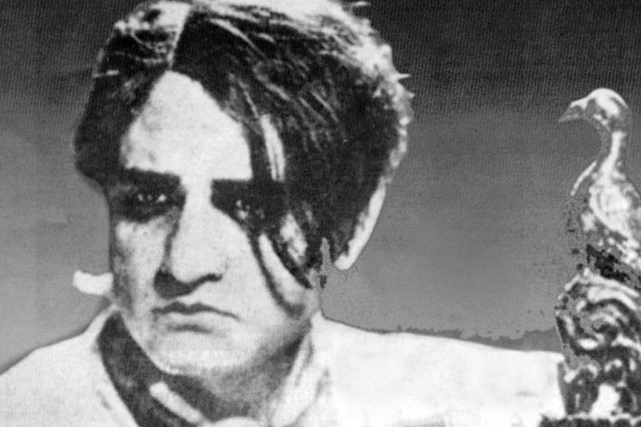 প্রতি দিন স্কুল যাওয়ার পথে কুন্দনলাল সহগলের গান শুনতে পেতেন মনোহর। গান শুনে তাঁর এত ভাল লেগেছিল যে, বাবার কাছে রেকর্ড কেনার বায়নাও করেছিলেন তিনি। কিন্তু তাঁদের বাড়িতে গান শোনার কোনও ব্যবস্থা ছিল না। তাই প্রতিবেশীর বাড়ি গিয়ে গ্রামোফোনে রেকর্ড বাজিয়ে শুনতেন তিনি।