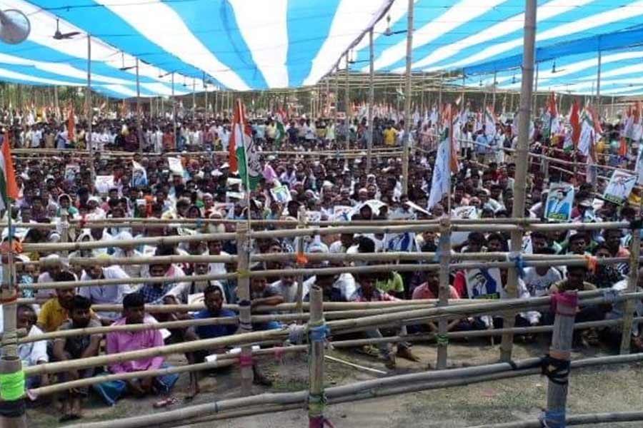 After TMC Leader Abhishek Banerjee meeting at Mathabhanga workers fighting for T shirt