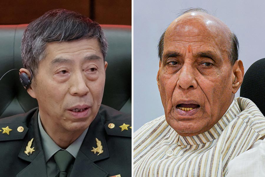 A photograph of  China defence minister Li Shangfu and India defence minister Rajnath Singh 