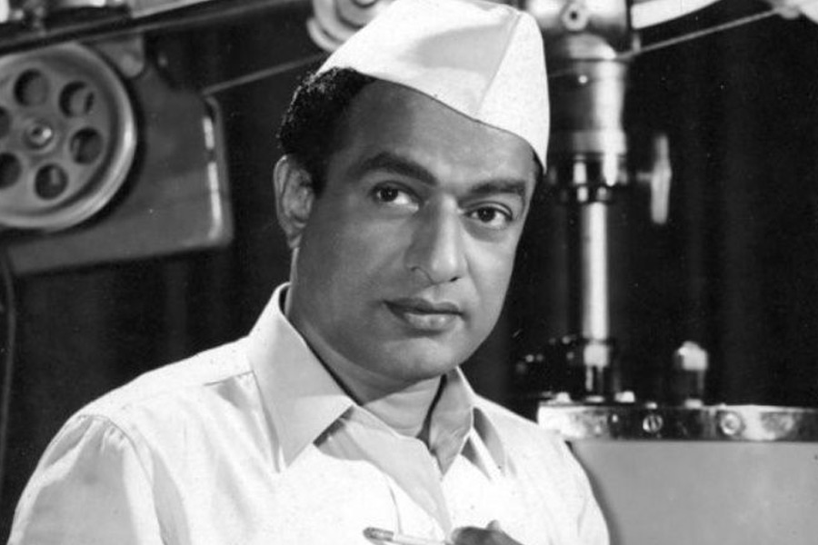 নব্বইয়ের দশকের গোড়ার দিকে বলিপাড়ায় একটি নামী পুরস্কার বিতরণী অনুষ্ঠান আয়োজিত হয়। পরিকল্পনা অনুযায়ী, তখনকার নবাগত তারকারা বলিউডের সুপারহিট গানের সঙ্গে মঞ্চে পারফর্ম করতেন।