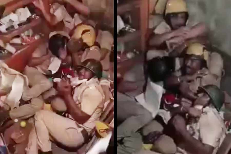Police beaten black and blue by local people in Kaliaganj 