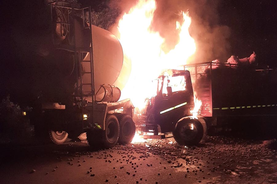 Truck driver burned death in Digha road 