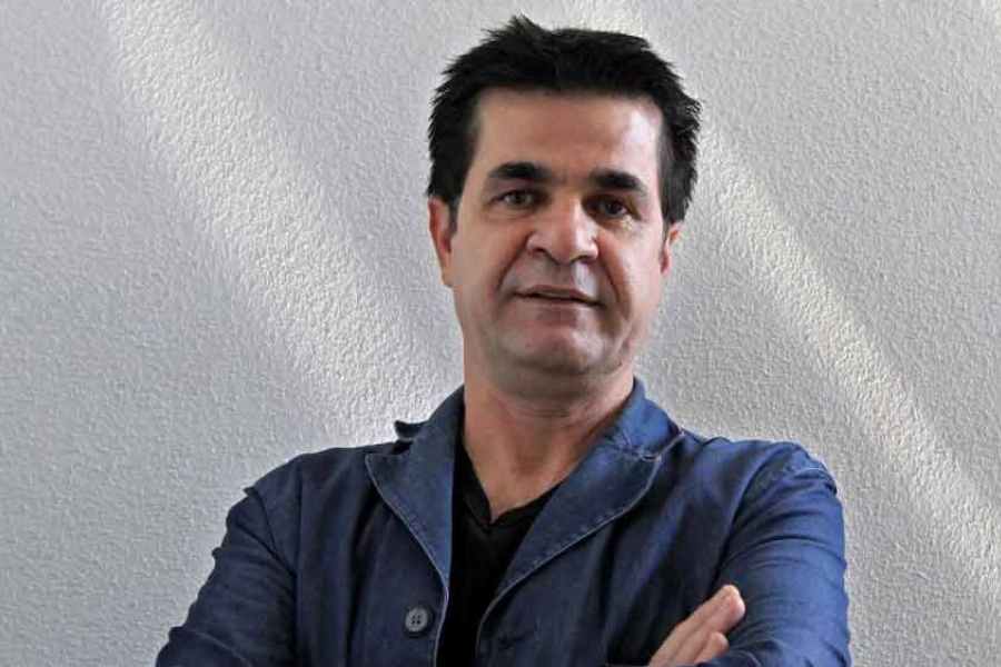 Iranian filmmaker Jafar Panahi reported to have left Iran after his travel ban was lifted.