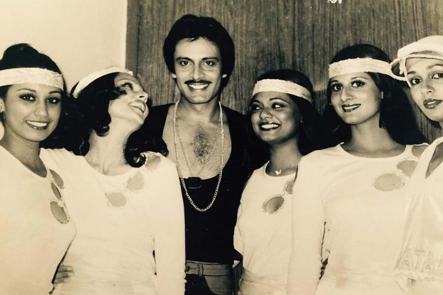 আশির দশকে পুরুষদের সৌন্দর্য প্রতিযোগিতায় বিজয়ী হন দীপক পরাশর। মডেলিংয়ের পাশাপাশি অভিনয়েও নামেন তিনি। অনেকেই তখন মনে করতেন, বলিপাড়ায় দীপকই একমাত্র, যিনি অমিতাভ বচ্চনকে টক্কর দিতে পারবেন। কিন্তু দীপকের কেরিয়ারে সাফল্য এলেও বেশি দিন তা টেকেনি।