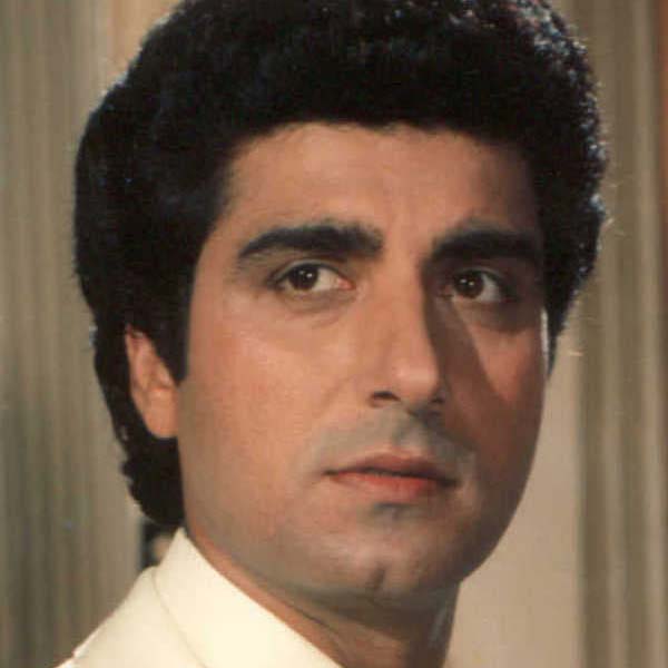 দীপক ইন্ডাস্ট্রিতে আসার বহু দিন আগে থেকেই বলিপাড়ায় কাজ করছিলেন রাজ বব্বর। কিন্তু দীপক ফিল্মজগতে আসার পরে যেমন চটজলদি সাফল্যের স্বাদ পেয়েছিলেন, তা দেখে মনে মনে হিংসা করতেন রাজ। এক পুরনো সাক্ষাৎকারে এমনটাই দাবি করেছিলেন দীপক।