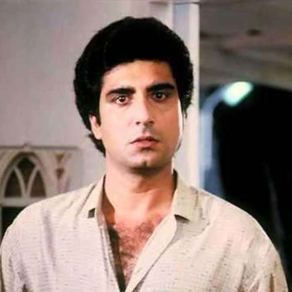 ১৯৮৯ সালের মে মাসে এক পত্রিকাকে দেওয়া সাক্ষাৎকারে দীপক জানান যে, রাজ এবং তাঁর সহকারী দু’জনেই নাকি দীপকের নামে মিথ্যা অপবাদ ছড়াতেন।