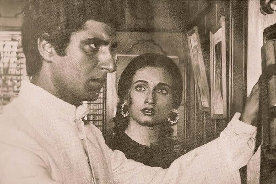 দীপকের দাবি, তিনি যখন একের পর এক হিন্দি ছবিতে মুখ্য চরিত্রে কাজ করতেন, সেই মুহূর্তে রাজ বি গ্রেড ছবিতে অভিনয়ের সুযোগ পেতেন।