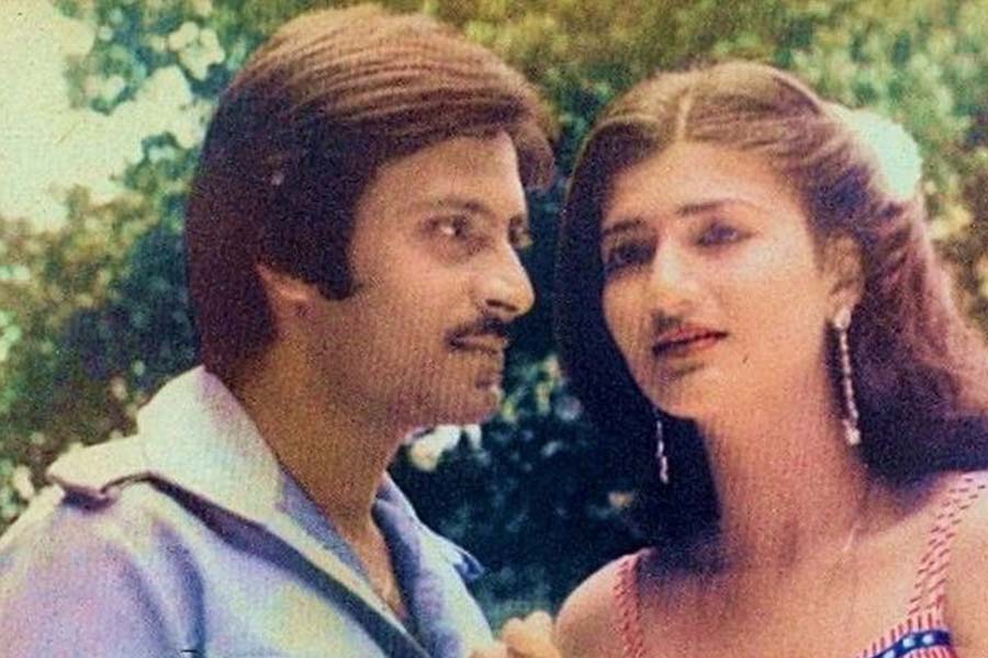 এ গ্রেড ছবিতে কাজ করলেও রাজকে নেতিবাচক চরিত্রে অভিনয়ের প্রস্তাব দেওয়া হত বলে সাক্ষাৎকারে জানান দীপক। এমতাবস্থায় দীপকের সঙ্গেও ছবি করেন রাজ।