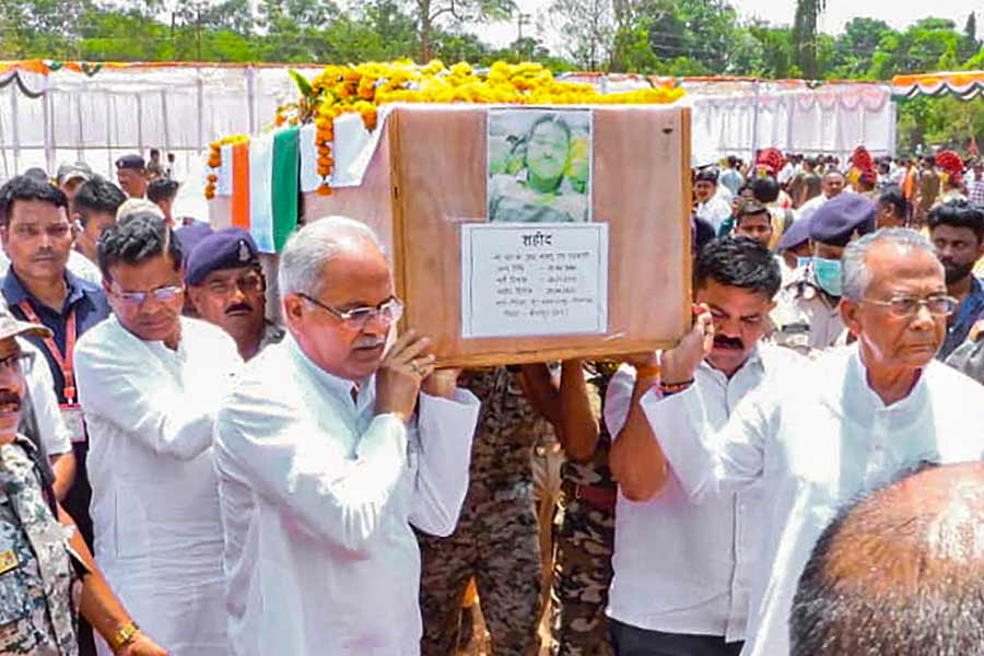 Image of Chattisgarh CM Bhupesh Baghel lent his shoulder to coffin died in Maoist blast 