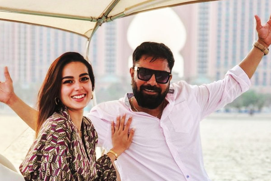 সংবাদ সংস্থা সূত্রে খবর, অভিনেত্রীর চেয়ে ১৪ বছরের বড় ইয়াসির। বয়সের এত পার্থক্য থাকা সত্ত্বেও ইয়াসিরকে বিয়ে করেছেন বলে ইকরার দিকে আঙুল তোলেন অনেকেই।