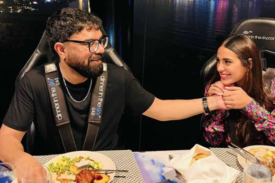 ১৯৯৭ সালের ২৪ নভেম্বর পাকিস্তানের করাচিতে জন্ম ইকরার। বাবা-মা এবং বোনকে নিয়ে সেখানেই থাকতেন তিনি। শৈশবেই বাবাকে হারান ইকরা। হৃদ্‌রোগে আক্রান্ত হয়ে মারা যান তিনি।