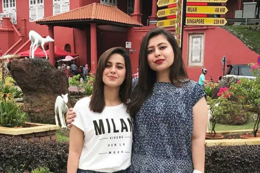 অভিনয়ে নামার আগ্রহ বরাবর ছিল ইকরার। তাই মাঝপথে কলেজের পড়াশোনা ছেড়ে অভিনয়ের প্রশিক্ষণ নিতে শুরু করেন। তাঁর বোন তাঁকে প্রতি মুহূর্তে উৎসাহ জুগিয়ে গিয়েছেন বলে জানান ইকরা।