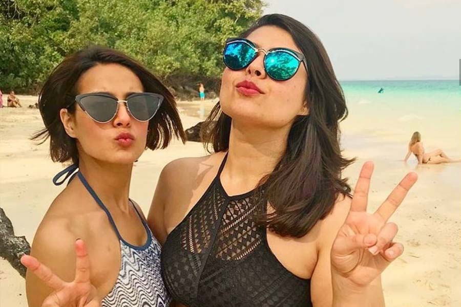 বোনের কথা মেনেই ধারাবাহিকে অভিনয়ের জন্য চেষ্টা করতে থাকেন ইকরা। একটি প্রতিভা অনুসন্ধানকারী সংস্থার নজরে পড়েন তিনি। সেখান থেকেই উর্দু ধারাবাহিকে অভিনয়ের সুযোগ পান।