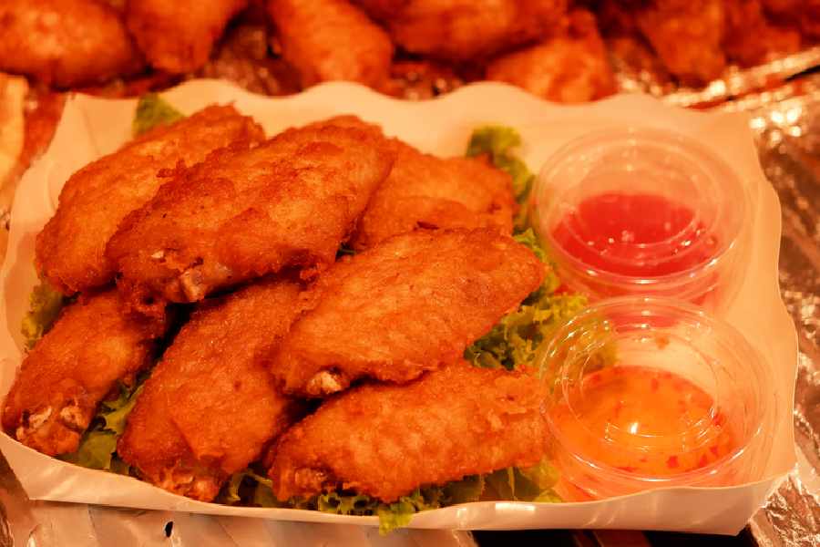 চালের গুঁড়ো যোগ হওয়ায় চিকেন উইংগুলি আরও বেশি মুচমুচে হবে।