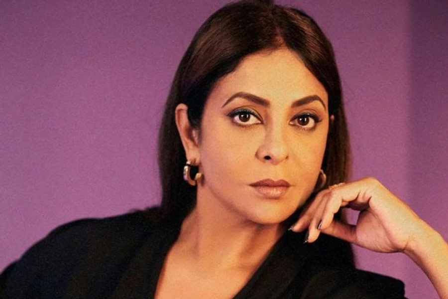 সব জেনেশুনে আর সহ্য করতে পারেননি শেফালি। টানা চার দিন কাজ করার পর সেট থেকে বেরিয়ে যান তিনি। কানাঘুষো শোনা যায় যে, ‘রঙ্গীলা’ ছবিতে অভিনয়ের জন্য কোনও পারিশ্রমিক নেননি শেফালি।