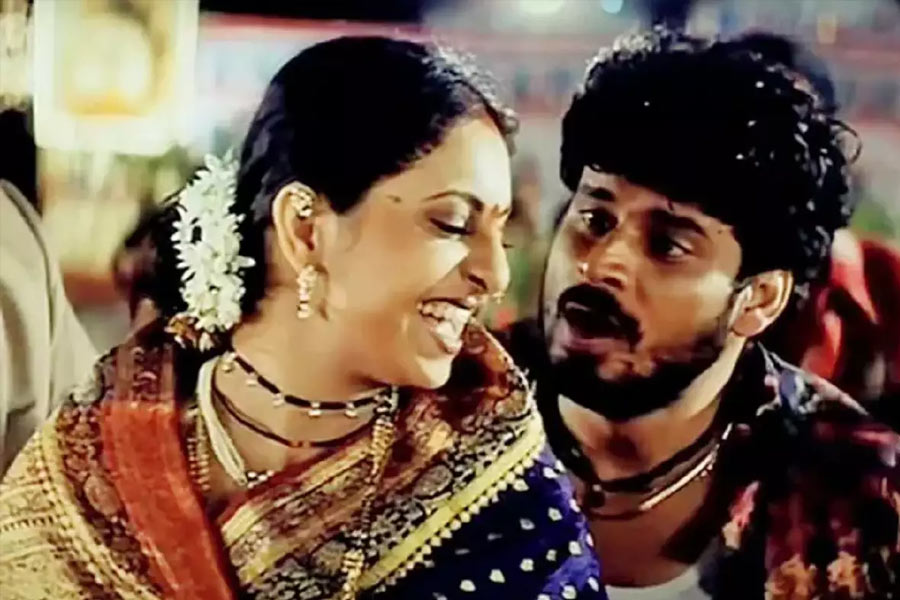 ‘সত্য’ ছবিতে মনোজ বাজপেয়ীর স্ত্রীর ভূমিকায় অভিনয় করতে দেখা গিয়েছিল শেফালিকে। কিন্তু সেই ছবিতেও শেফালির বাধা হয়ে দাঁড়ায় রামগোপাল এবং ঊর্মিলার প্রেমকাহিনি।