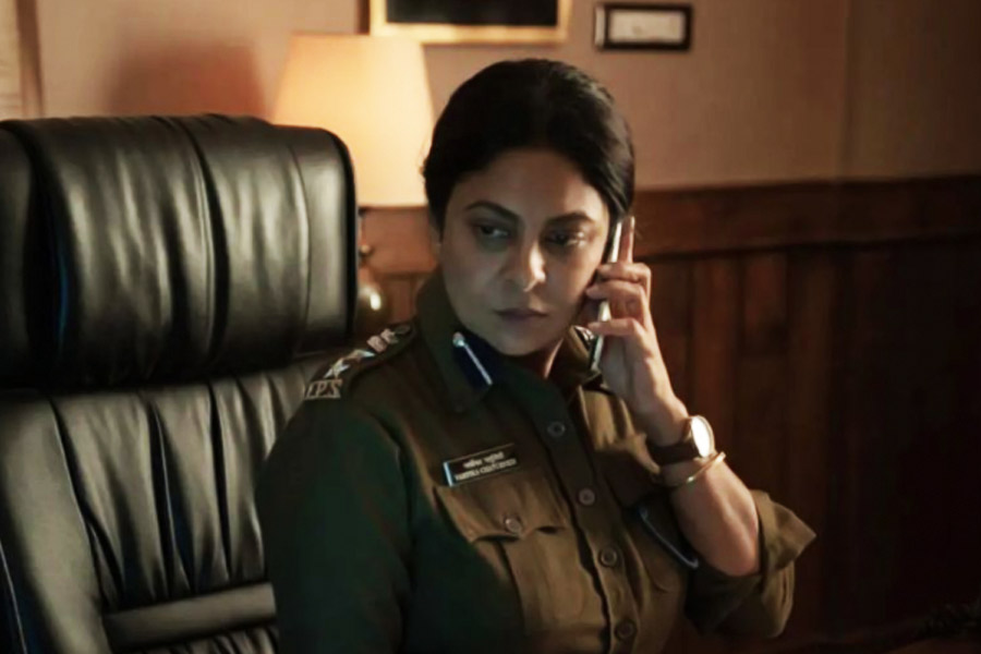 ছোট পর্দার পাশাপাশি বলিপাড়াতেও ধীরে ধীরে পরিচিতি গড়ে ওঠে শেফালির। দুই তারকার প্রেমকাহিনি তাঁর কেরিয়ারে প্রভাব ফেললেও অঙ্কুরে বিনাশ করতে পারেনি। শেফালির অভিনয়দক্ষতা শেষমেশ জিতে যায়।