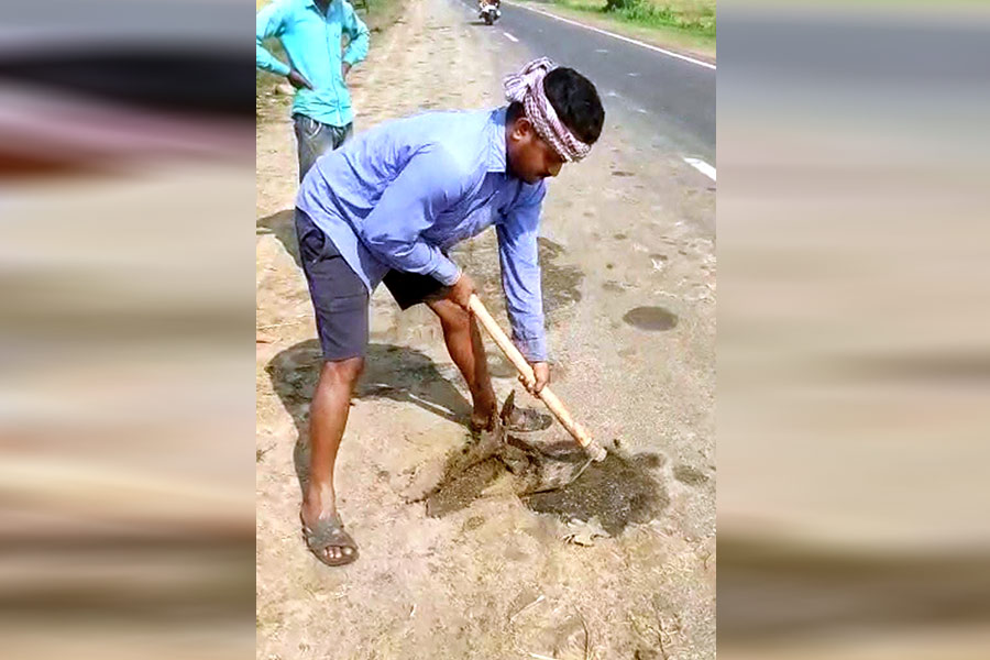Patashpur Police personnel cleaning mud from roads