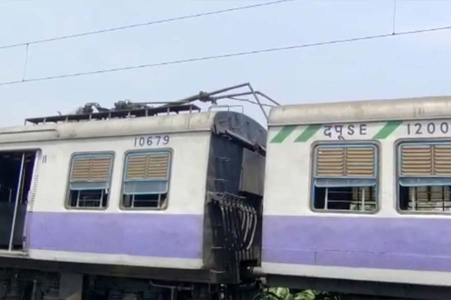 Train operation between Howrah-Amta line is halted due to snapping of overhead wire near Kona