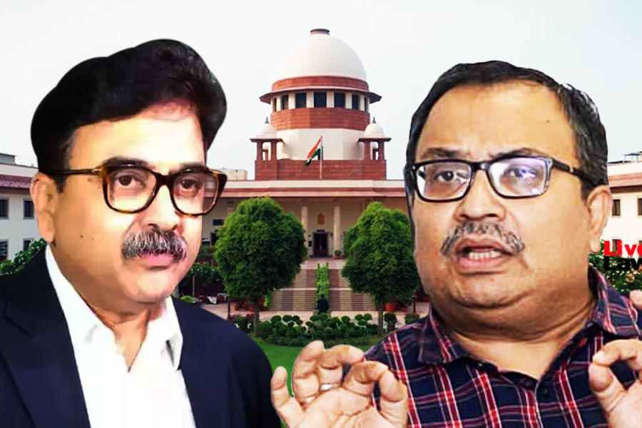 এর মধ্যে নবম-দশমে নিয়োগ দুর্নীতি মামলায় সিবিআইয়ের পাশাপাশি ইডিকেও যুক্ত করার নির্দেশ দিয়েছিলেন বিচারপতি গঙ্গোপাধ্যায়। 