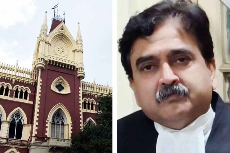 আরও এগিয়ে যায় নিয়োগ দুর্নীতি মামলার তদন্ত। হাই স্কুলের ১,৯১১ গ্রুপ ডি কর্মীর চাকরি বাতিলের নির্দেশে দেন বিচারপতি গঙ্গোপাধ্যায়। চাকরি যায় নিয়ম-বহির্ভূত ভাবে নিয়োগ পাওয়ার অভিযোগ থাকা অনেক প্রাথমিক এবং হাই স্কুল শিক্ষকেরও।