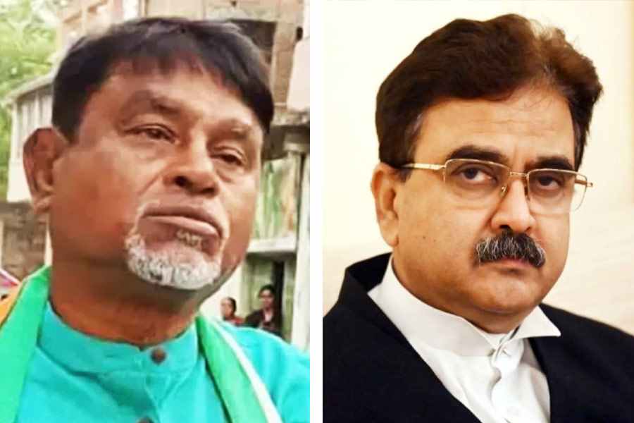 পার্থ-মানিকের গ্রেফতারির পর থেকে রাজ্যে ইতিমধ্যেই তোলপাড় শুরু হয়েছে। সাধারণ মানুষের মধ্যেও তাঁকে নিয়ে কৌতূহল বৃদ্ধি পেতে শুরু করেছে।