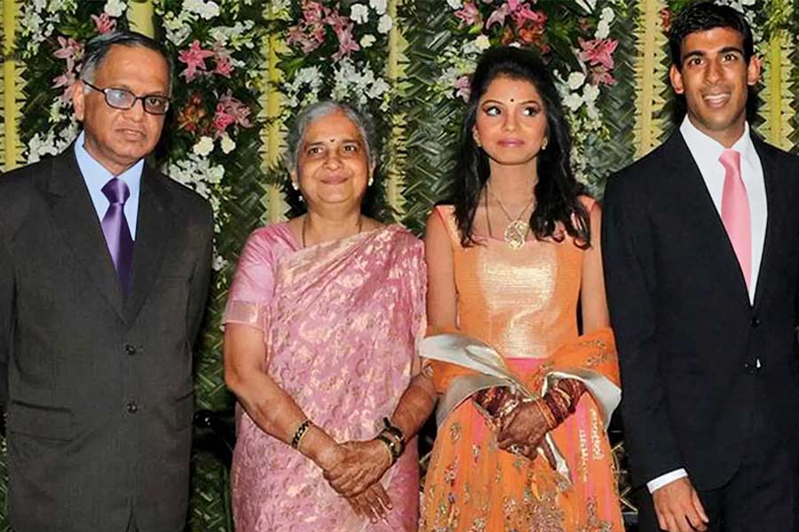 মেয়ে-জামাইয়ের সঙ্গে নারায়ণ মূর্তি এবং সুধা মূর্তি।