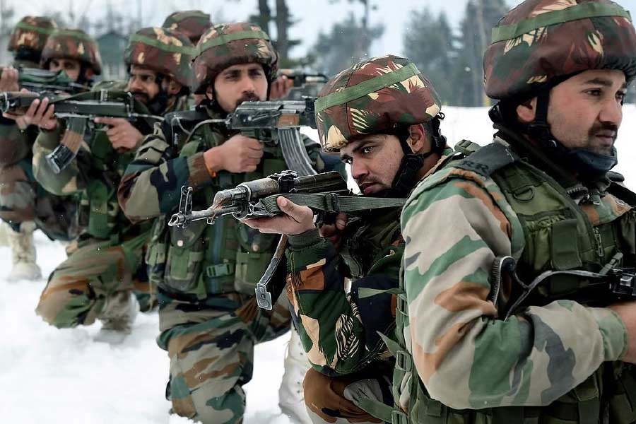 প্রায় প্রতি বছর দেশের বিভিন্ন প্রান্ত থেকে ভারতীয় সেনায় যোগ দেন বহু তরুণ। উদ্দেশ্য দেশের সেবা করা এবং শত্রু দেশের চক্রান্তের হাত থেকে ভারতকে রক্ষা করা। কিন্তু দেশসেবা করার জন্য সরকারের কাছ থেকে মাসিক কত টাকা করে বেতন পান জওয়ানরা? যাঁরা সেনাবাহিনীর শীর্ষে রয়েছেন, তাঁদের বেতনই বা কত?