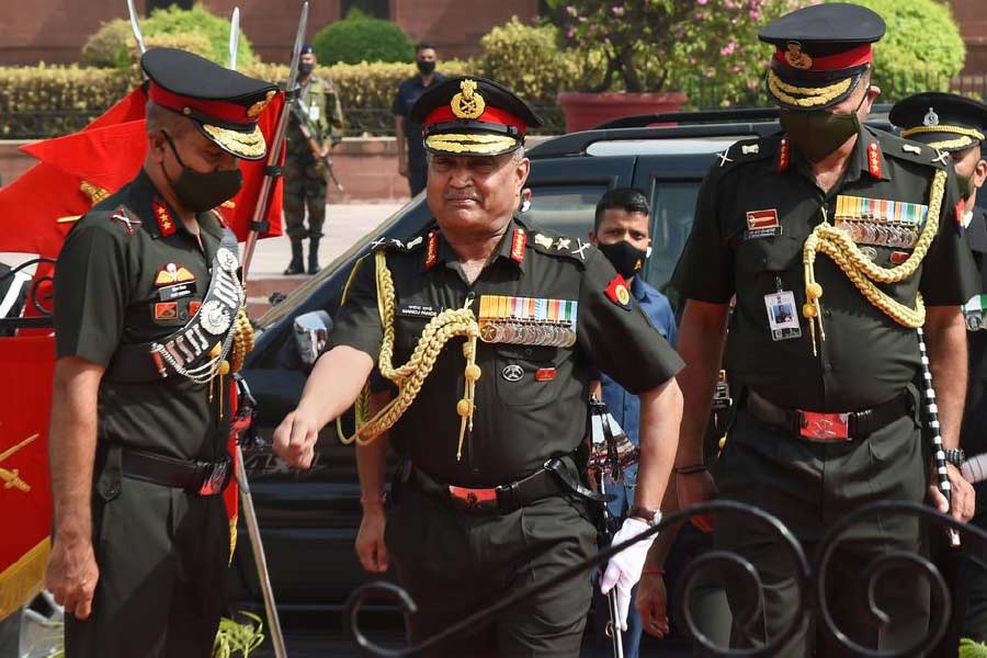 ভারতীয় সেনার লেফটেন্যান্ট পদমর্যাদার আধিকারিকদের বেতনের স্তর ১০। কোনও রকম ভাতা ছাড়া বেতন বাবদ তাঁরা মাসিক ৫৬,১০০ থেকে ১,৭৭,৫০০ টাকা সরকারের কাছ থেকে পান।