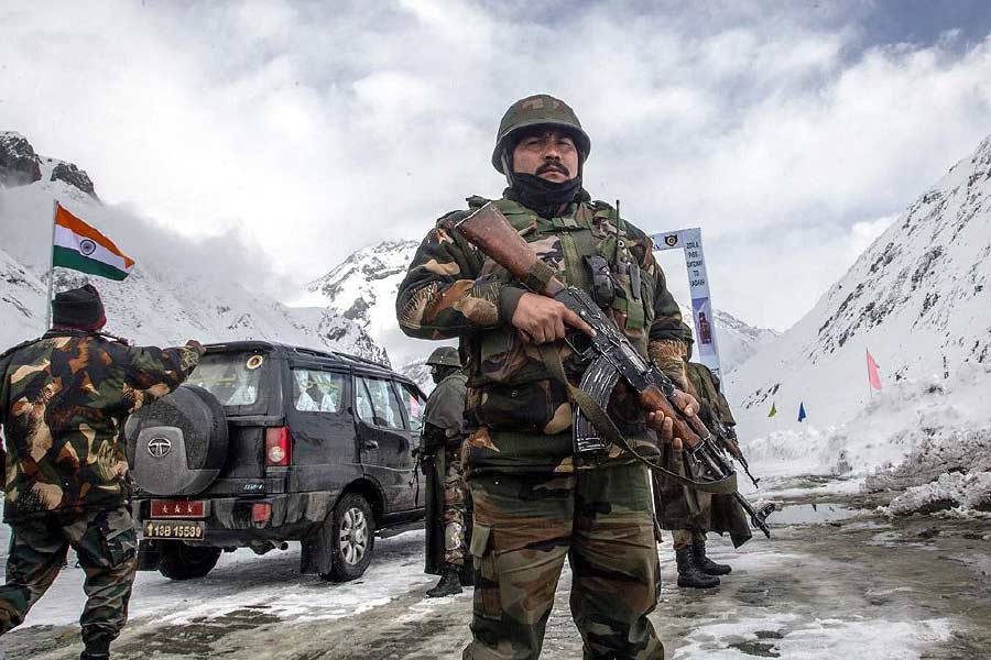 ভারতীয় সেনার কর্নেলরা বেতন বাবদ মাসিক ১,৩০,৬০০ টাকা থেকে শুরু করে ২,১৫,৯০০ টাকা পর্যন্ত পান। কর্নেলদের বেতনের স্তর ১৩।