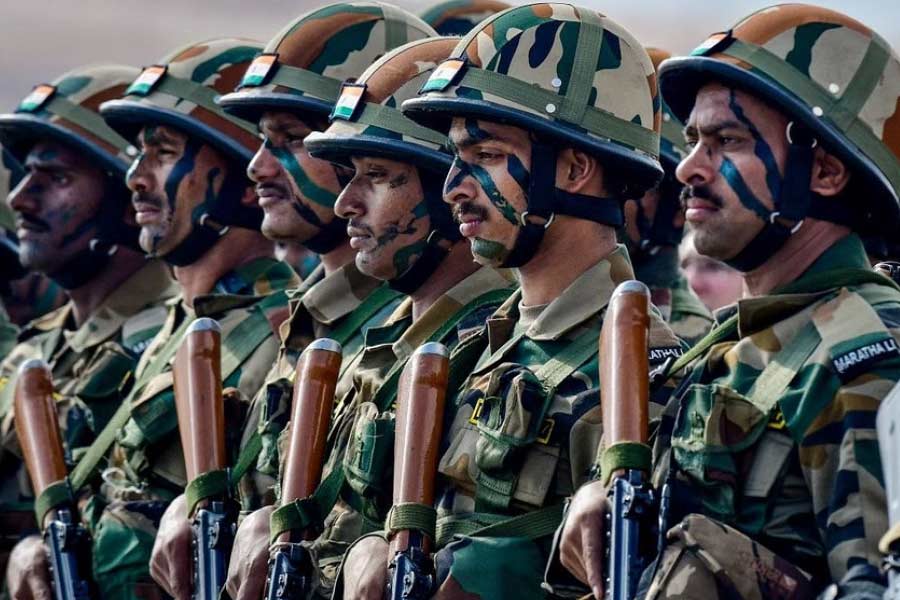 ব্রিগেডিয়ার পদমর্যাদার আধিকারিকদের মাসিক বেতন ১,৩৯,৬০০ থেকে ২,১৭,৬০০ টাকার মধ্যে। বেতনের স্তর ১৩এ।