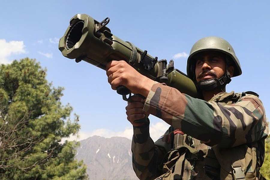 শীর্ষ পদমর্যাদার লেফটেন্যান্ট জেনারেল এইচএজি বেতন স্তর ১৬। ফলে মাসিক বেতনের পরিমাণও বেশি। ভাতা ছাড়া শীর্ষ পদমর্যাদার লেফটেন্যান্ট জেনারেলরা বেতন বাবদ ২,০৫,৪০০ থেকে ২,২৪,৪০০ টাকা পান।