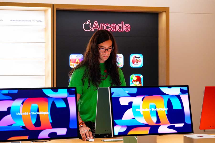 Apple CEO Tim Cook in India for opening Apple stores in Mumbai and Delhi