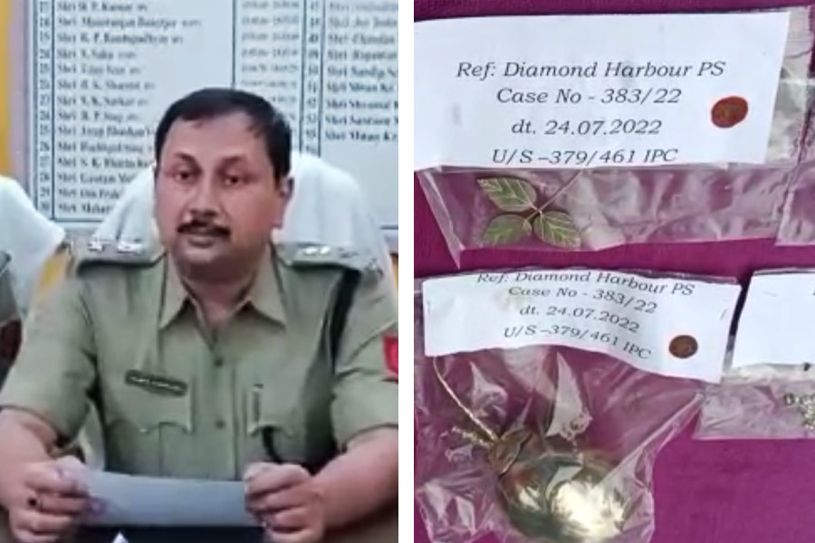 An image of police officar MitunKumar Dey and recovered ornaments 