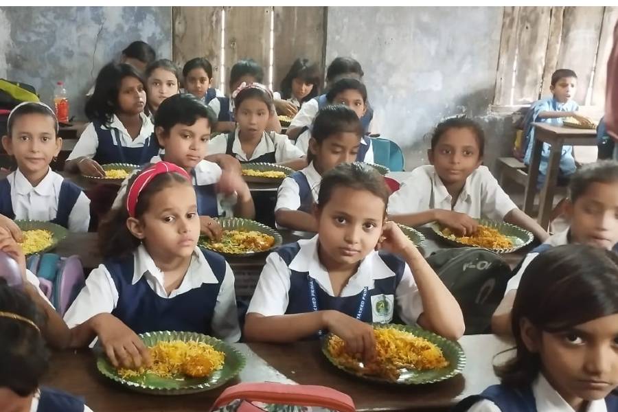 Students get biriyani in midday meal in howrah school 