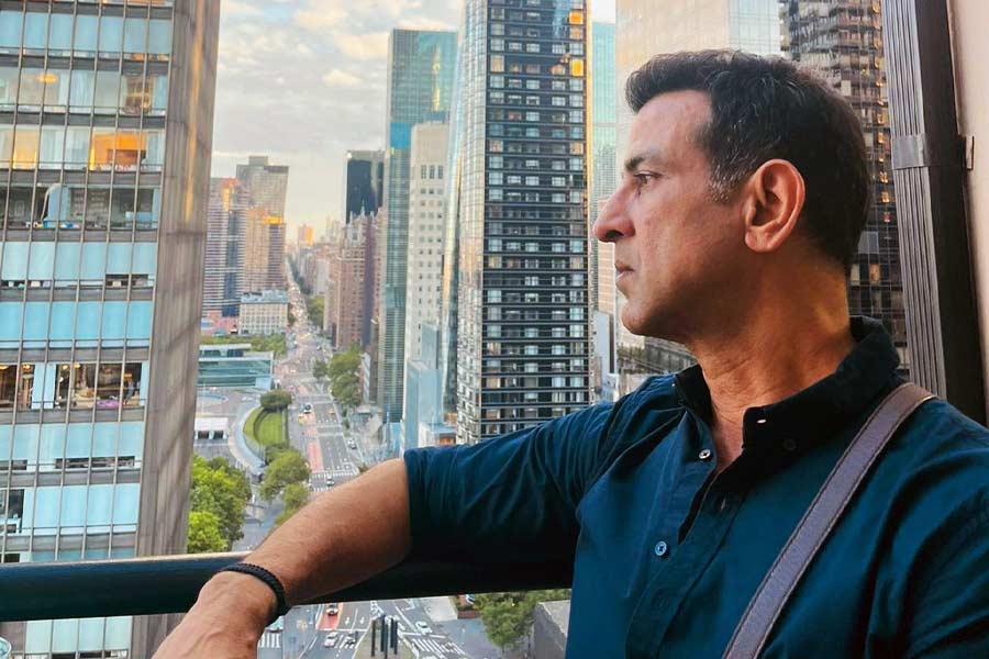 রণিত বলেন, ‘‘আমার সংস্থায় যত জন কাজ করতেন, তাঁদের কারও স্ত্রী অন্তঃসত্ত্বা, কারও মায়ের শারীরিক অবস্থা ভাল নয়। সকলের সংসার চালানোর জন্য টাকা চাই। আমাদের হাতে কোনও কাজ ছিল না। তবুও কাউকে সংস্থা থেকে বার করে দিইনি। তাঁদের নিয়মিত বেতন দিয়ে গিয়েছি।’’