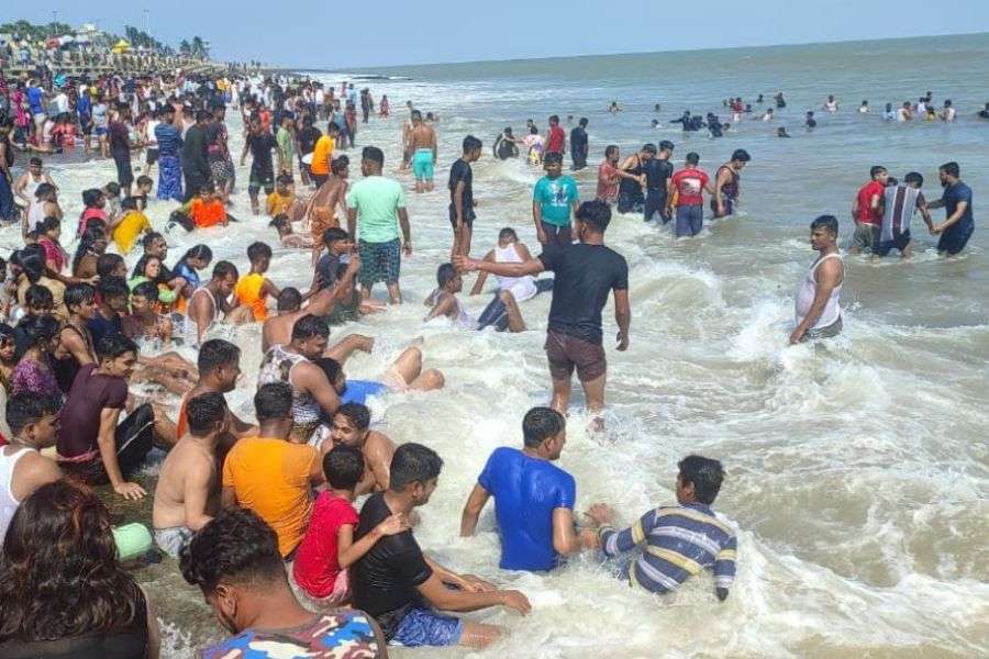 Tourists overflowed in Digha in weekend