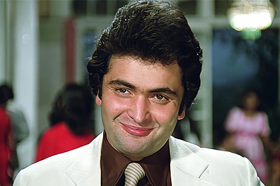 টিনসেল নগরী যেমন আলোর রোশনাইয়ে ভরা, ঠিক তেমনই আলোর পিছনে ছায়ার মতো রয়েছে অন্ধকার। স্বজনপোষণ থেকে শুরু করে কাস্টিং কাউচ— বিতর্ক চলতেই থাকে বলিপাড়ায়। তেমনই এক বিতর্কিত অধ্যায় হল বলিউডের পুরস্কার বিতরণী অনুষ্ঠান। বলিপাড়ার একাংশের দাবি, এই সব অনুষ্ঠানে যে পুরস্কার দেওয়া হয় তা তারকাদের অভিনয় দক্ষতার উপর নির্ভর করে নয়, বরং অর্থের বিনিময়ে দেওয়া হয়।বলি অভিনেতা ঋষি কপূর সেই কথা স্বীকারও করেছিলেন।