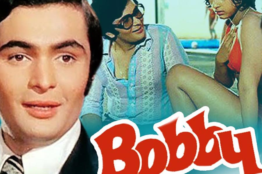 ১৯৭৩ সালে রাজ কপূর পরিচালিত ‘ববি’ ছবিটি প্রেক্ষাগৃহে মুক্তি পায়। এই ছবিতে মুখ্য চরিত্রে অভিনয় করেন ঋষি কপূর এবং ডিম্পল কপাডিয়া।