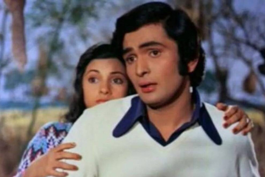 ঋষি এক পুরনো সাক্ষাৎকারে জানান যে, ‘ববি’ ছবিতে অভিনয় করার পর রাতারাতি জনপ্রিয়তা পেয়ে যান তিনি। সেই সময় তাঁর জনসংযোগদলের এক সদস্য ঋষিকে প্রশ্ন করেন যে, তিনি কোনও পুরস্কার কিনতে চান কি না।