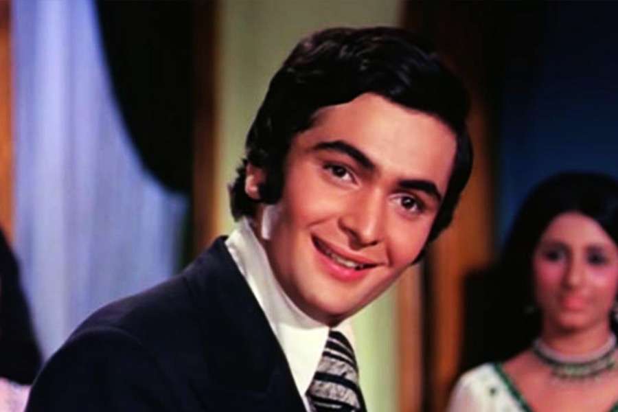 ঋষি বলেন, ‘‘তখন আমার ২০-২১ বছর বয়স। এই বয়সে এত নামডাক! সবকিছু নিয়ে স্পষ্ট ধারণাও ছিল না। তাই আমি পুরস্কার কিনতে রাজি হয়ে যাই।’’