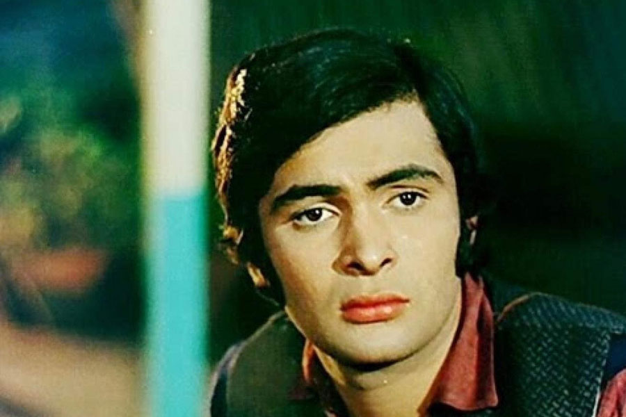 ঋষির জীবনের এই সত্য প্রকাশ্যে আসার পর বলিপাড়ায় তাঁকে নিয়ে চর্চা শুরু হয়। পরে ঋষি আবার উল্টো গান গাইতে শুরু করেন।