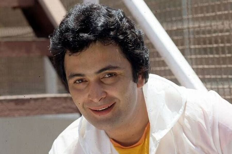 ‘ববি’র নায়কের দাবি, সেই পুরস্কার হয়তো অভিনয় দক্ষতার ভিত্তিতেই দেওয়া হয়েছিল। তিনি যে টাকা দিয়েছিলেন, তা কোনও প্রতারক চুরি করে নিয়েছেন বলেও দাবি করেন অভিনেতা।