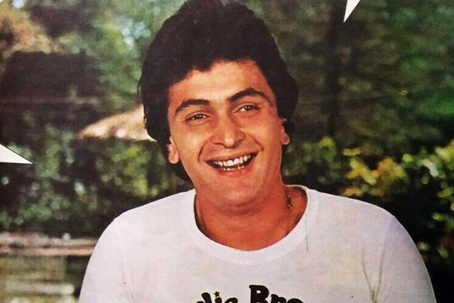 অমিতাভই নাকি সেই পুরস্কারের যোগ্য ছিলেন। কিন্তু ‘ববি’ ছবির জন্য পুরস্কার জেতার পর লাইমলাইটে চলে আসেন ঋষি।