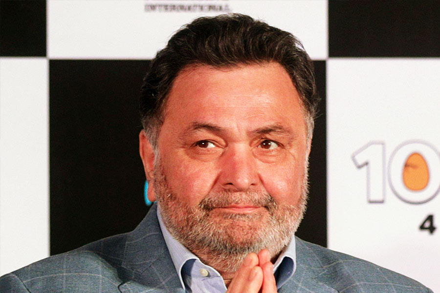 তবে পুরস্কারের লোভে টাকা দিয়েছিলেন বলে যথেষ্ট লজ্জিত হয়েছিলেন ঋষি। সাক্ষাৎকারে তিনি বলেন, ‘‘বয়স কম ছিল। জানতামও না এই সব করা যায়। ভুল করেছিলাম খুব।’’